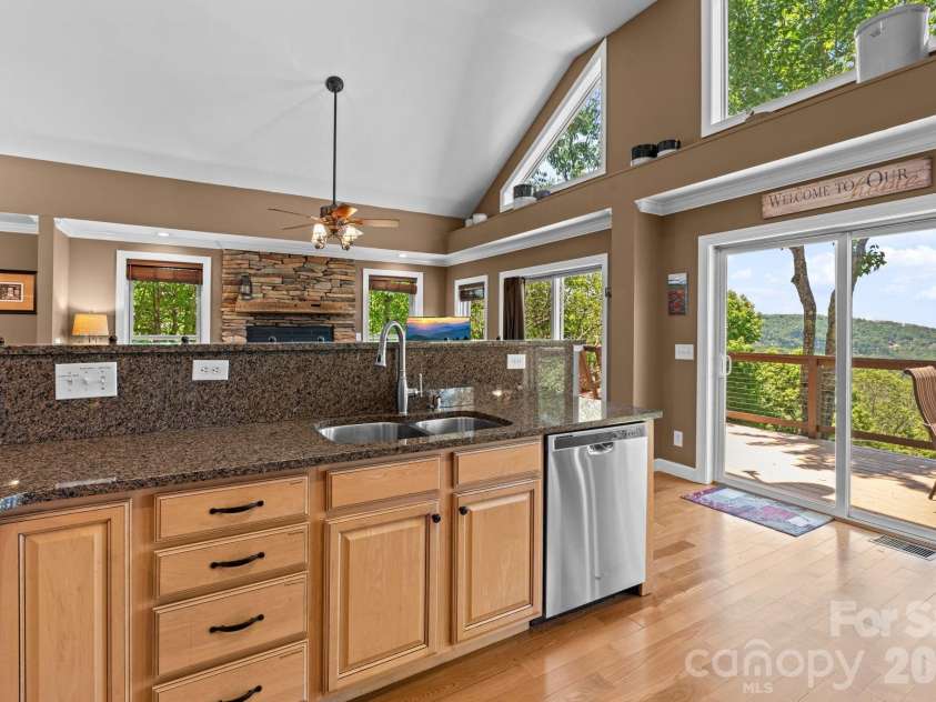 117 Pinnacle Ridge Road, Beech Mountain, NC 28604.  MLS# CAR4390771, YatesRealty ID 43995. 