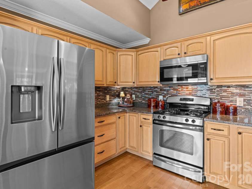 117 Pinnacle Ridge Road, Beech Mountain, NC 28604.  MLS# CAR4390771, YatesRealty ID 43995. 