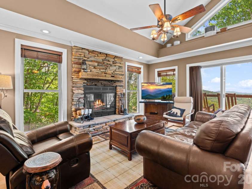 117 Pinnacle Ridge Road, Beech Mountain, NC 28604.  MLS# CAR4390771, YatesRealty ID 43995. 