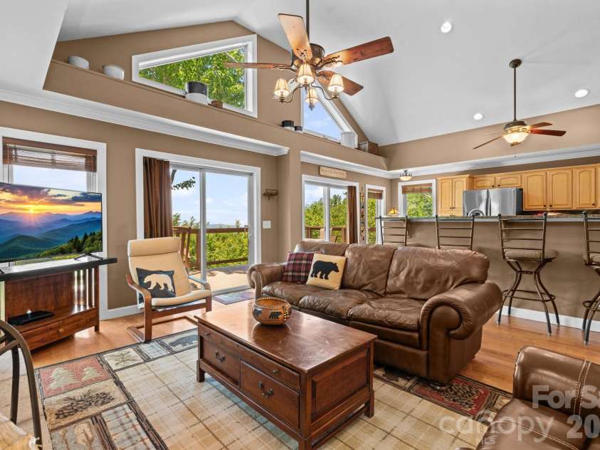 117 Pinnacle Ridge Road, Beech Mountain, NC 28604.  MLS# CAR4390771, YatesRealty ID 43995. 