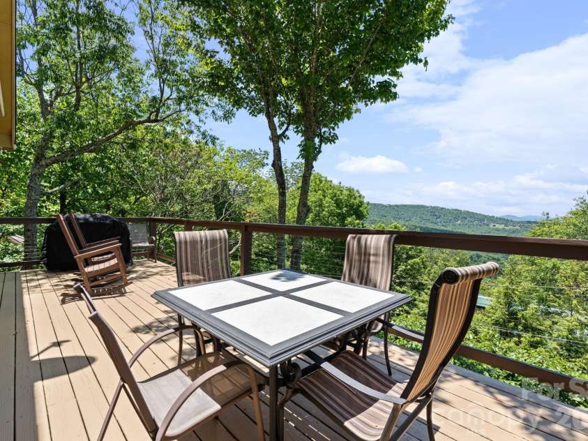 117 Pinnacle Ridge Road, Beech Mountain, NC 28604.  MLS# CAR4390771, YatesRealty ID 43995. 