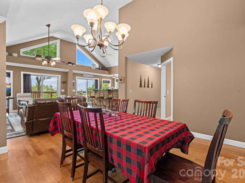 117 Pinnacle Ridge Road, Beech Mountain, NC 28604.  MLS# CAR4390771, YatesRealty ID 43995. Dining
