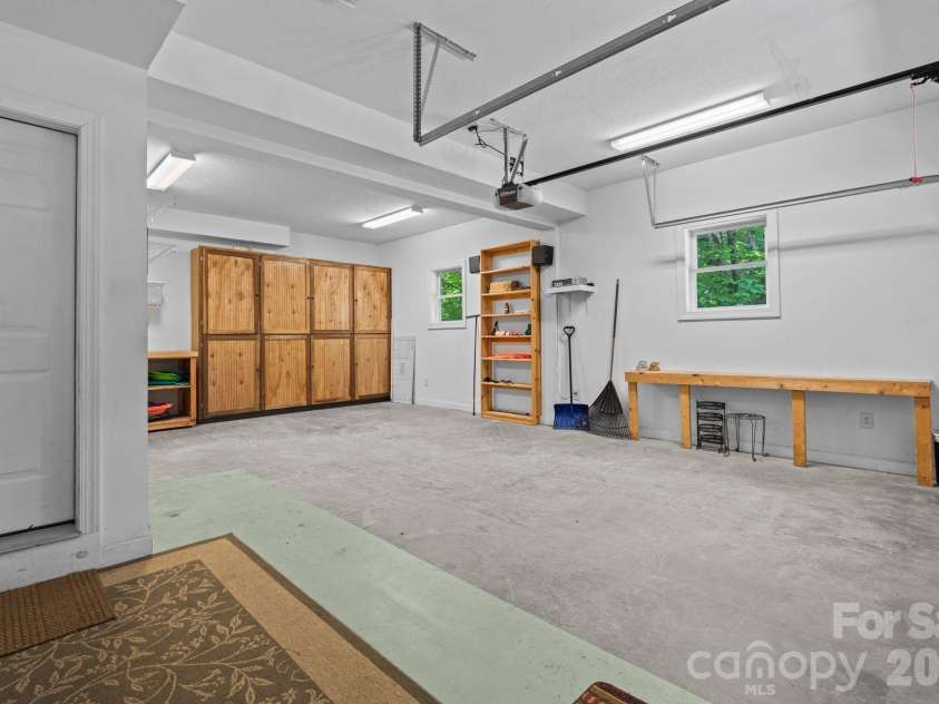 117 Pinnacle Ridge Road, Beech Mountain, NC 28604.  MLS# CAR4390771, YatesRealty ID 43995. Drop zone in garage