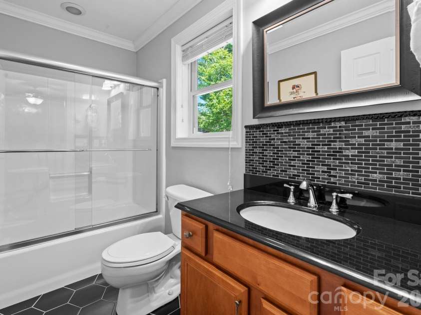 117 Pinnacle Ridge Road, Beech Mountain, NC 28604.  MLS# CAR4390771, YatesRealty ID 43995. Full, guest bath upper level