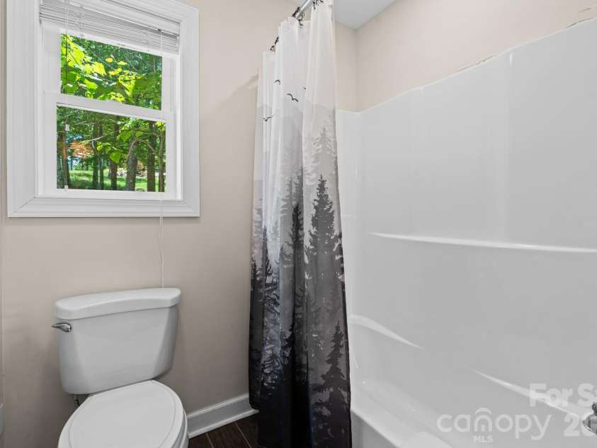 117 Pinnacle Ridge Road, Beech Mountain, NC 28604.  MLS# CAR4390771, YatesRealty ID 43995. Guest bath, lower level