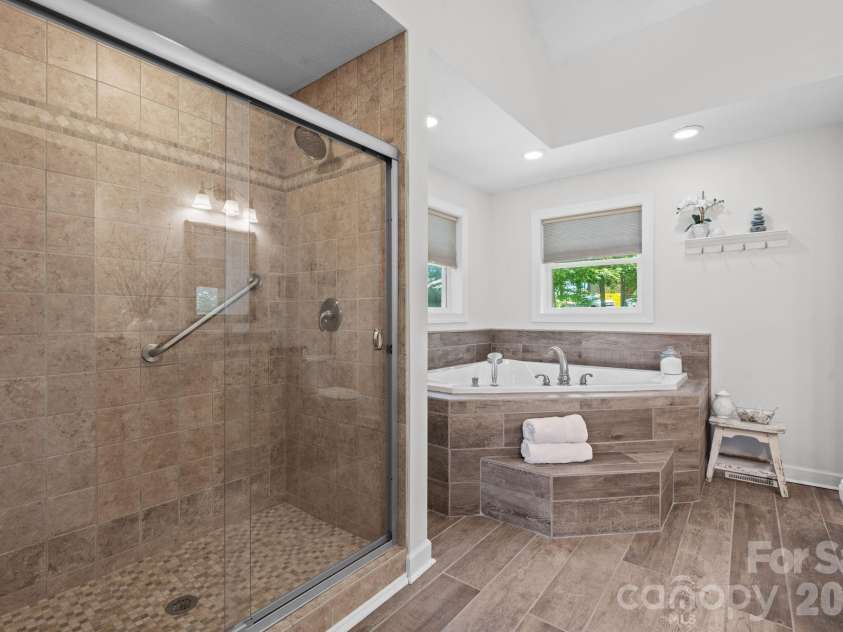 117 Pinnacle Ridge Road, Beech Mountain, NC 28604.  MLS# CAR4390771, YatesRealty ID 43995. Jetted tub and walk in shower