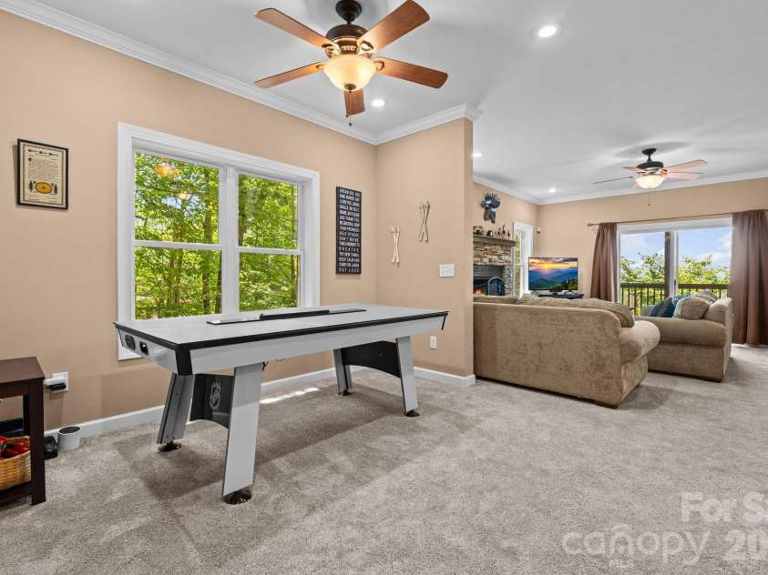 117 Pinnacle Ridge Road, Beech Mountain, NC 28604.  MLS# CAR4390771, YatesRealty ID 43995. Large family and game room on lower level