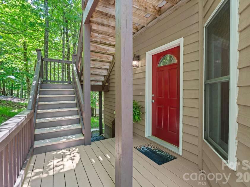 117 Pinnacle Ridge Road, Beech Mountain, NC 28604.  MLS# CAR4390771, YatesRealty ID 43995. Lower level entry