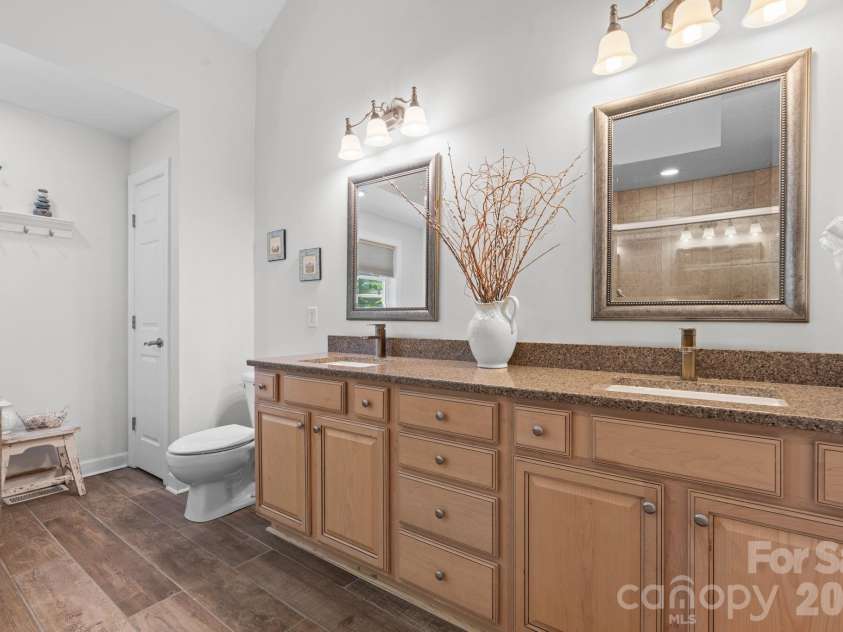 117 Pinnacle Ridge Road, Beech Mountain, NC 28604.  MLS# CAR4390771, YatesRealty ID 43995. Primary bath upper level
