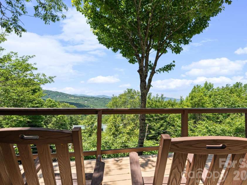 117 Pinnacle Ridge Road, Beech Mountain, NC 28604.  MLS# CAR4390771, YatesRealty ID 43995. Upper level deck