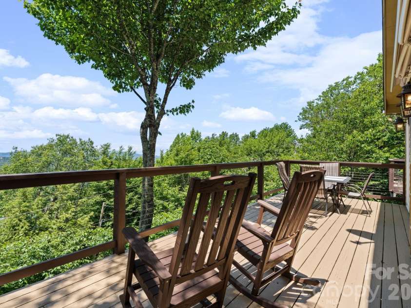 117 Pinnacle Ridge Road, Beech Mountain, NC 28604.  MLS# CAR4390771, YatesRealty ID 43995. Upper level deck