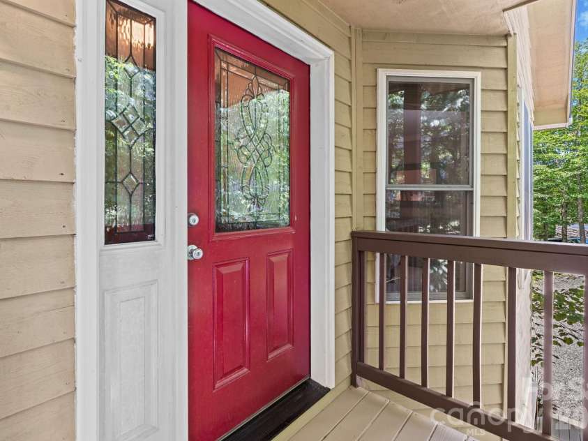 117 Pinnacle Ridge Road, Beech Mountain, NC 28604.  MLS# CAR4390771, YatesRealty ID 43995. Upper level entry
