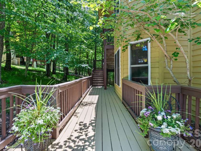 117 Pinnacle Ridge Road, Beech Mountain, NC 28604.  MLS# CAR4390771, YatesRealty ID 43995. Walkway to dual entrances