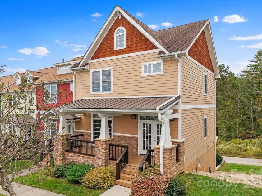 27 Walnut Springs Drive, Asheville, NC 28804.  MLS# CAR4310301, YatesRealty ID 4400. 