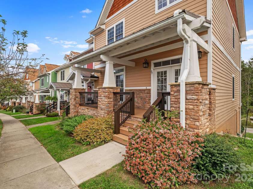 27 Walnut Springs Drive, Asheville, NC 28804.  MLS# CAR4310301, YatesRealty ID 4400. 