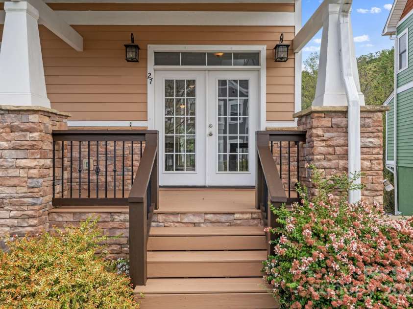 27 Walnut Springs Drive, Asheville, NC 28804.  MLS# CAR4310301, YatesRealty ID 4400. 