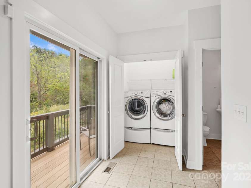 27 Walnut Springs Drive, Asheville, NC 28804.  MLS# CAR4310301, YatesRealty ID 4400. 