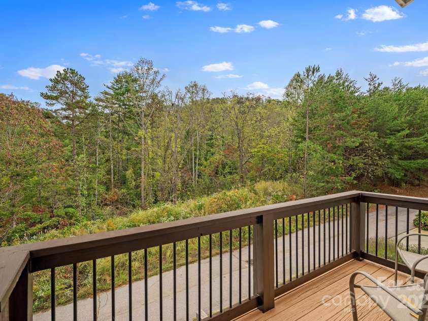 27 Walnut Springs Drive, Asheville, NC 28804.  MLS# CAR4310301, YatesRealty ID 4400. 