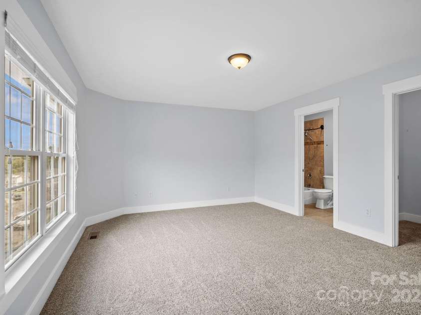 27 Walnut Springs Drive, Asheville, NC 28804.  MLS# CAR4310301, YatesRealty ID 4400. 