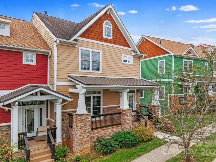 27 Walnut Springs Drive, Asheville, NC 28804.  MLS# CAR4310301, YatesRealty ID 4400. 