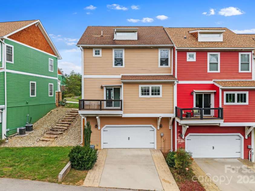 27 Walnut Springs Drive, Asheville, NC 28804.  MLS# CAR4310301, YatesRealty ID 4400. 