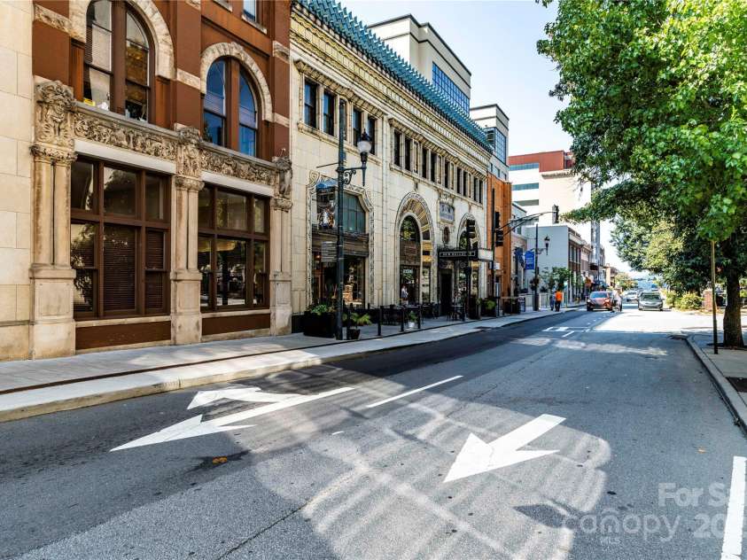 27 Walnut Springs Drive, Asheville, NC 28804.  MLS# CAR4310301, YatesRealty ID 4400. Downtown Asheville 