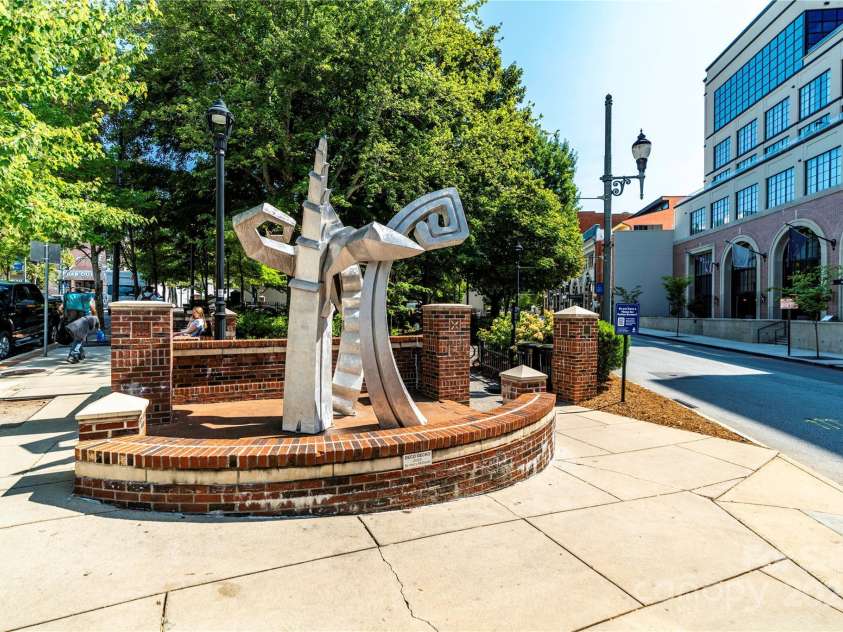 27 Walnut Springs Drive, Asheville, NC 28804.  MLS# CAR4310301, YatesRealty ID 4400. Downtown Asheville 