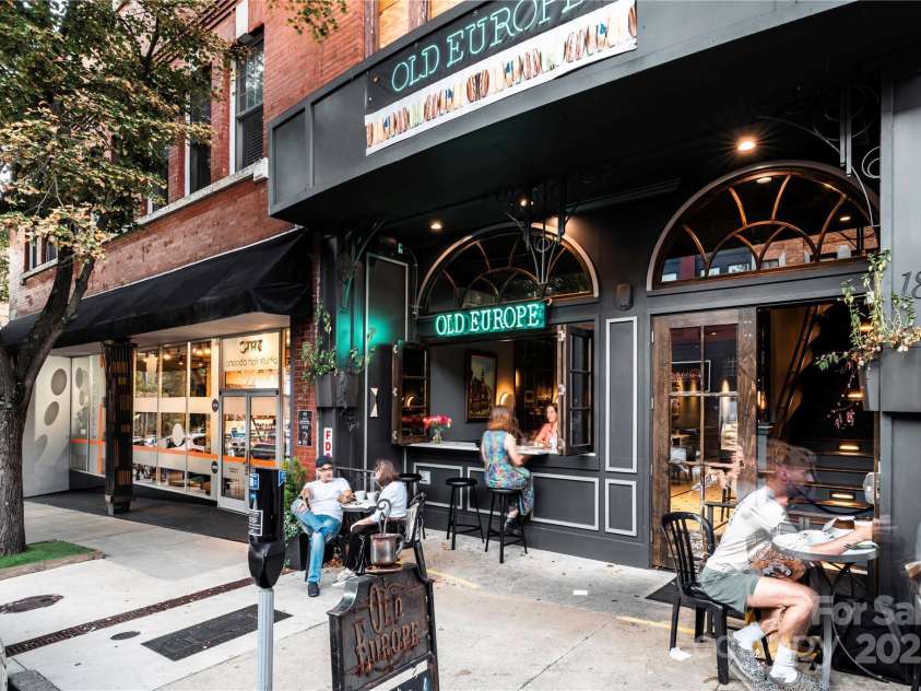 27 Walnut Springs Drive, Asheville, NC 28804.  MLS# CAR4310301, YatesRealty ID 4400. Downtown Asheville 