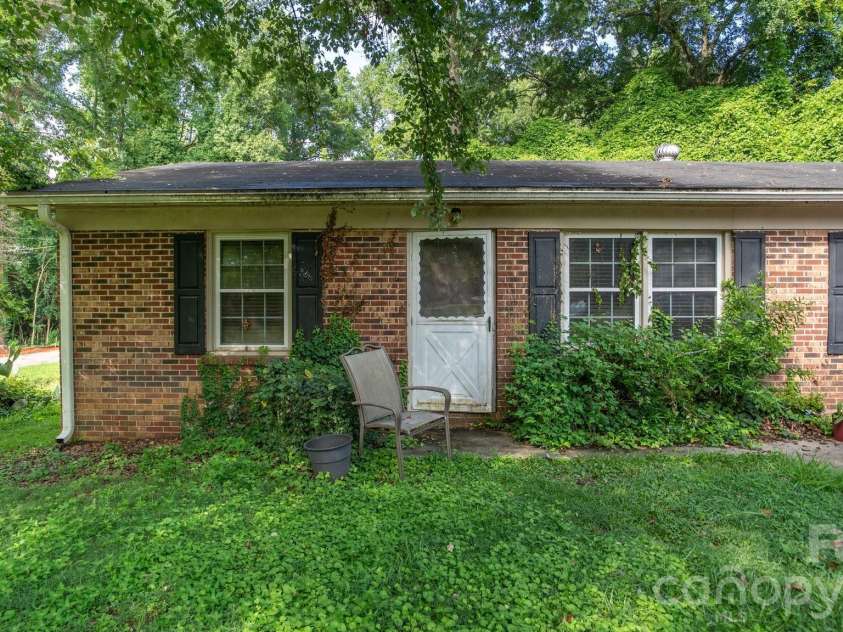 423 Carpenter Street, Gastonia, NC 28054.  MLS# CAR4413065, YatesRealty ID 44000. 
