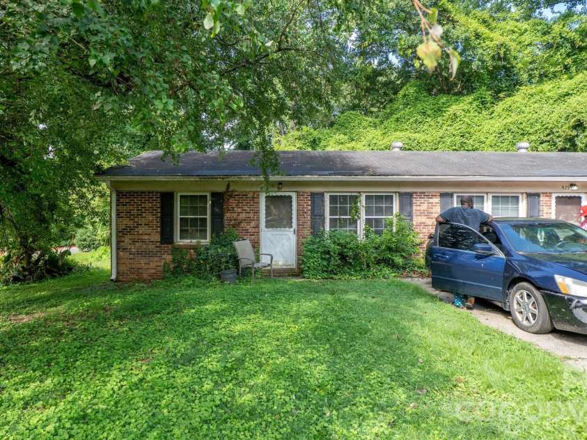 423 Carpenter Street, Gastonia, NC 28054.  MLS# CAR4413065, YatesRealty ID 44000. 