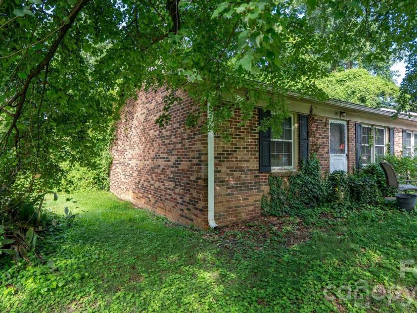 423 Carpenter Street, Gastonia, NC 28054.  MLS# CAR4413065, YatesRealty ID 44000. 