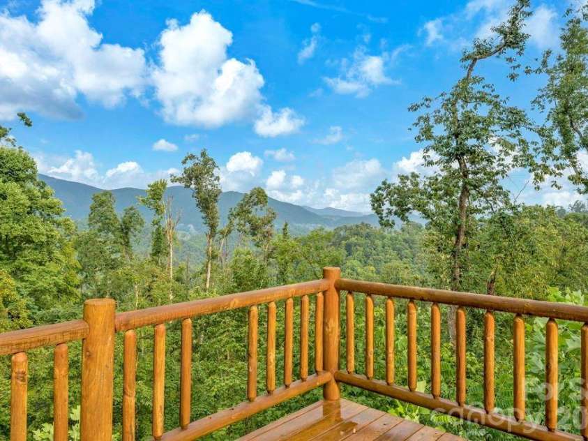 1894 left fork run Road, Bakersville, NC 28705.  MLS# CAR4412441, YatesRealty ID 44001. 