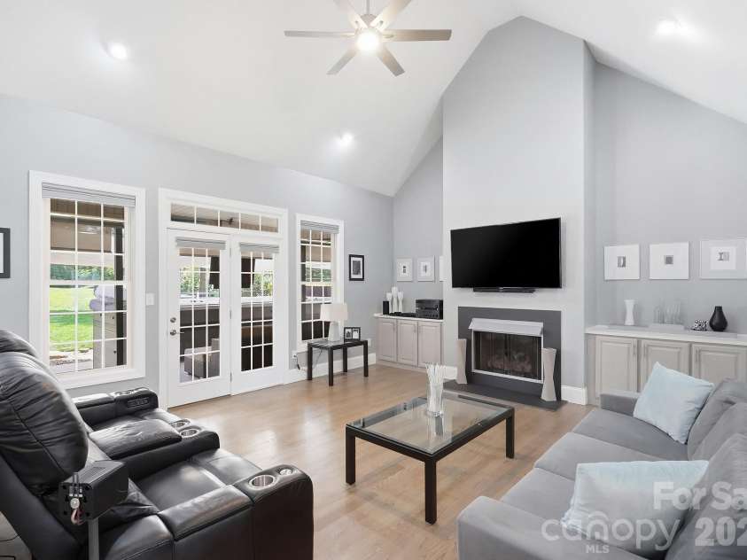 2712 Smith Field Drive, Monroe, NC 28110.  MLS# CAR4410000, YatesRealty ID 44005. Huge Living Room with Vaulted Ceiling