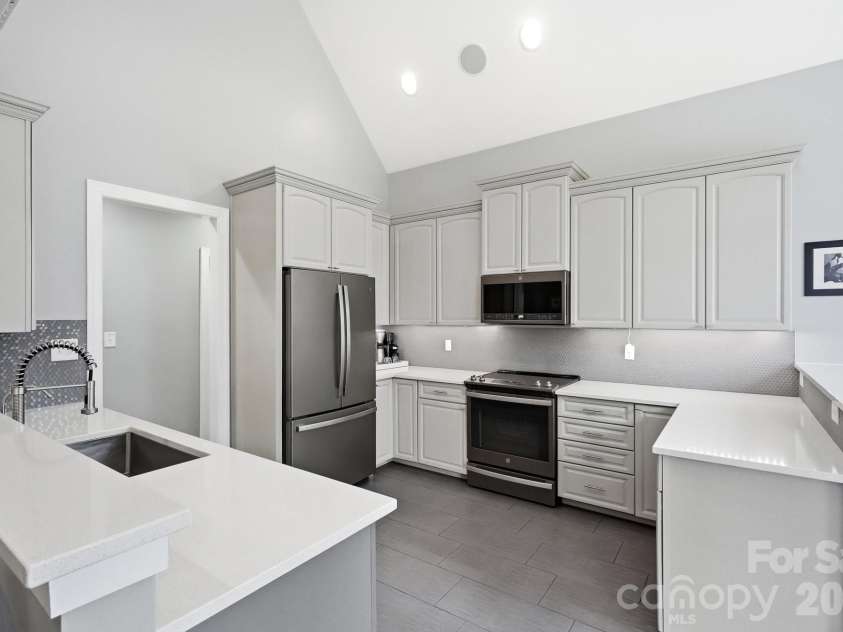 2712 Smith Field Drive, Monroe, NC 28110.  MLS# CAR4410000, YatesRealty ID 44005. Stunning Chef's Kitchen with Breakfast Bar