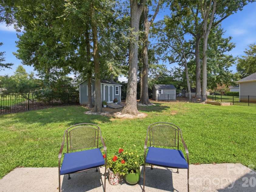 15121 Castlebridge Lane, Matthews, NC 28104.  MLS# CAR4408542, YatesRealty ID 44006. 