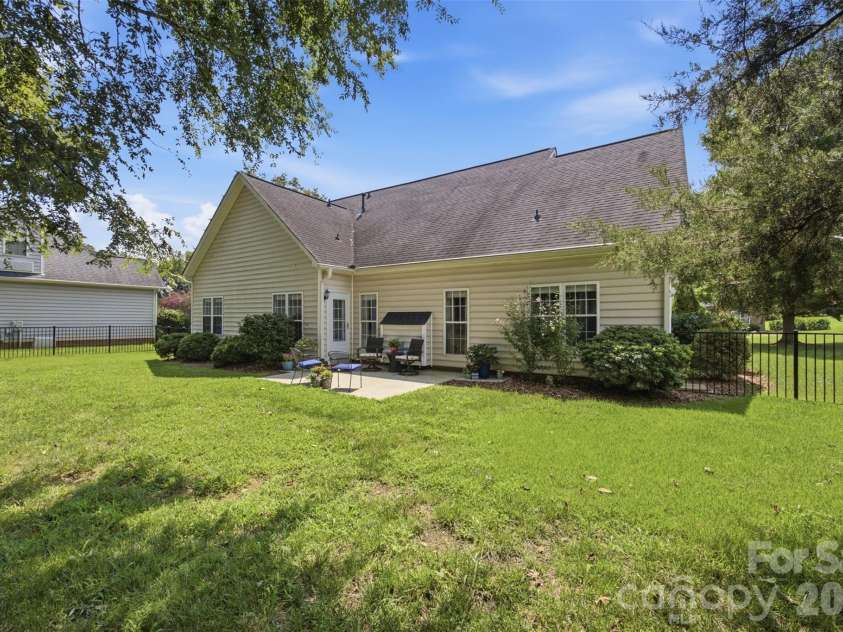 15121 Castlebridge Lane, Matthews, NC 28104.  MLS# CAR4408542, YatesRealty ID 44006. Backyard