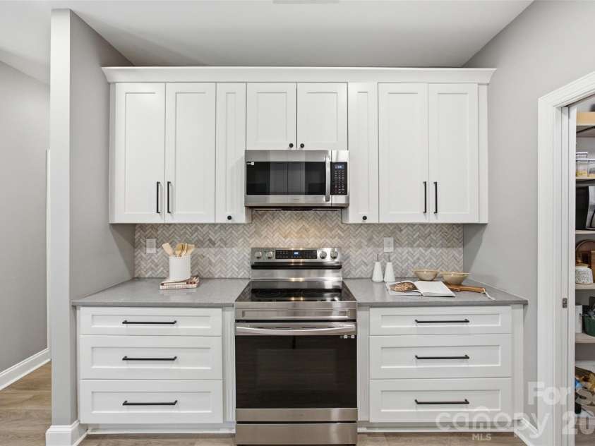 15121 Castlebridge Lane, Matthews, NC 28104.  MLS# CAR4408542, YatesRealty ID 44006. Custom Cabinets