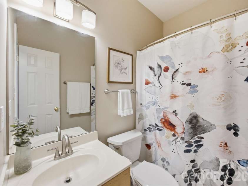 15121 Castlebridge Lane, Matthews, NC 28104.  MLS# CAR4408542, YatesRealty ID 44006. Downstairs Full Bathroom