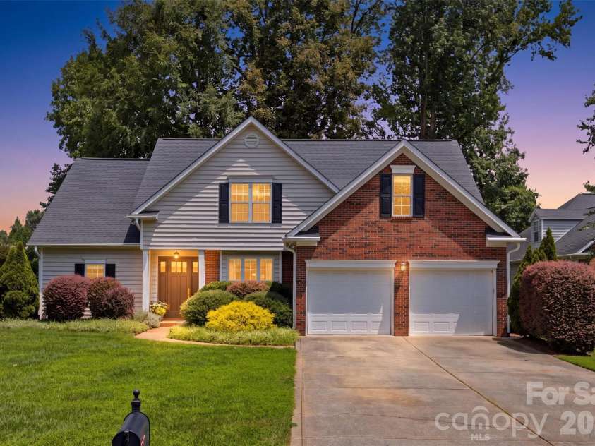 15121 Castlebridge Lane, Matthews, NC 28104.  MLS# CAR4408542, YatesRealty ID 44006. Front of Home
