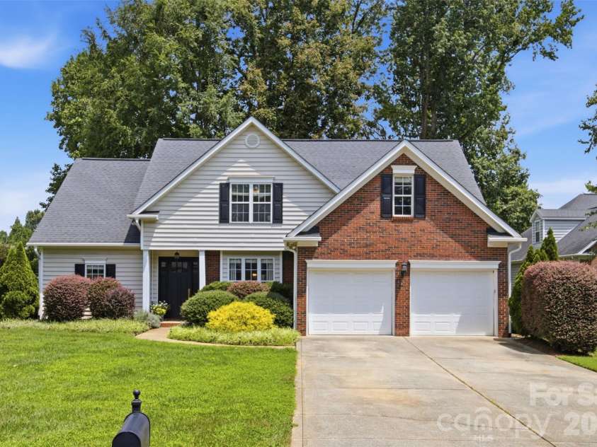 15121 Castlebridge Lane, Matthews, NC 28104.  MLS# CAR4408542, YatesRealty ID 44006. Front of Home