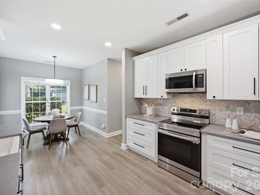 15121 Castlebridge Lane, Matthews, NC 28104.  MLS# CAR4408542, YatesRealty ID 44006. Kitchen