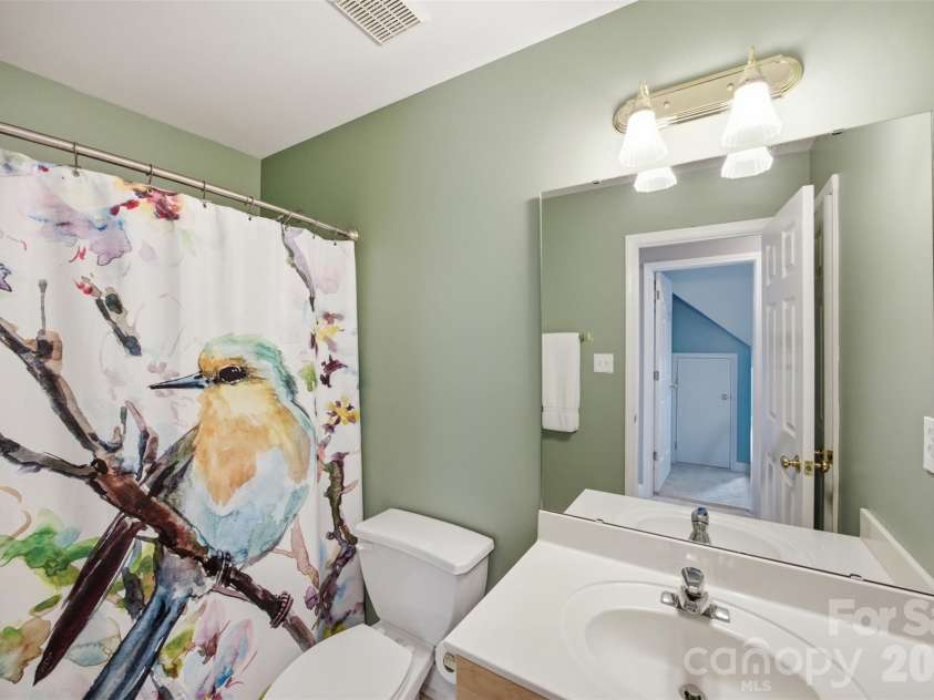 15121 Castlebridge Lane, Matthews, NC 28104.  MLS# CAR4408542, YatesRealty ID 44006. Upstairs Full Bathroom