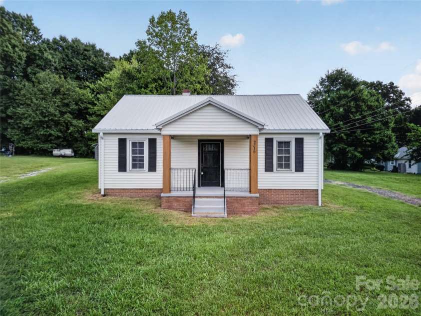 2318 32nd Street, Hickory, NC 28601.  MLS# CAR4414156, YatesRealty ID 44009. 