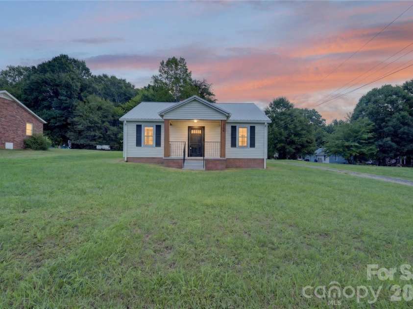 2318 32nd Street, Hickory, NC 28601.  MLS# CAR4414156, YatesRealty ID 44009. 