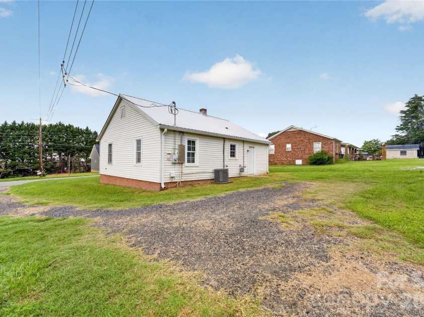 2318 32nd Street, Hickory, NC 28601.  MLS# CAR4414156, YatesRealty ID 44009. 