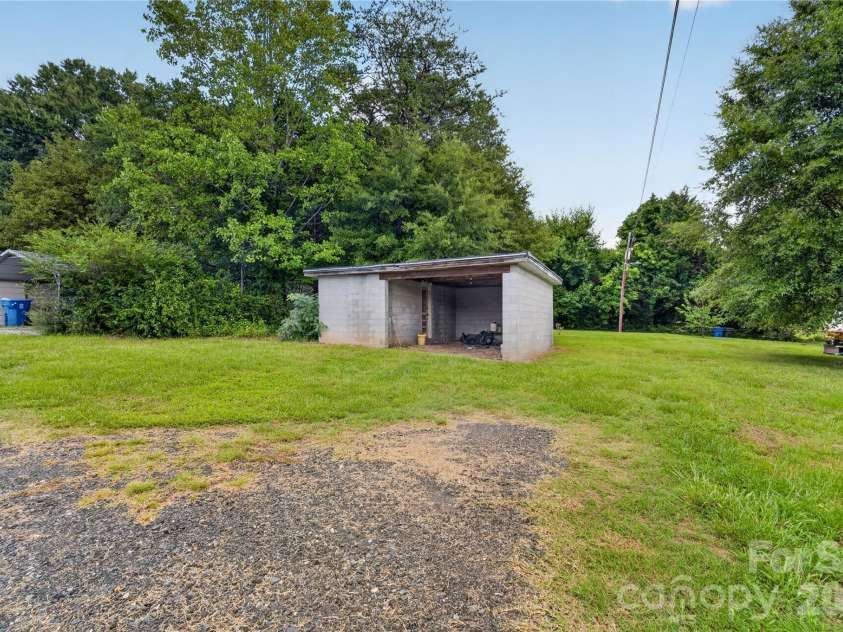 2318 32nd Street, Hickory, NC 28601.  MLS# CAR4414156, YatesRealty ID 44009. 