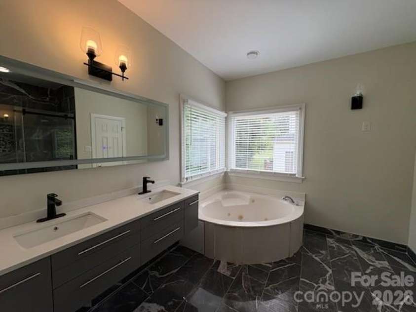 3119 Castlemaine Drive, Charlotte, NC 28269.  MLS# CAR4413984, YatesRealty ID 44010. 