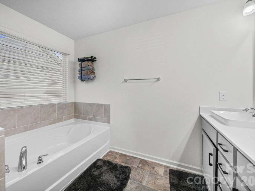 11157 Argosy Drive, Lancaster, SC 29720.  MLS# CAR4410748, YatesRealty ID 44013. Master bathroom Bathtub
