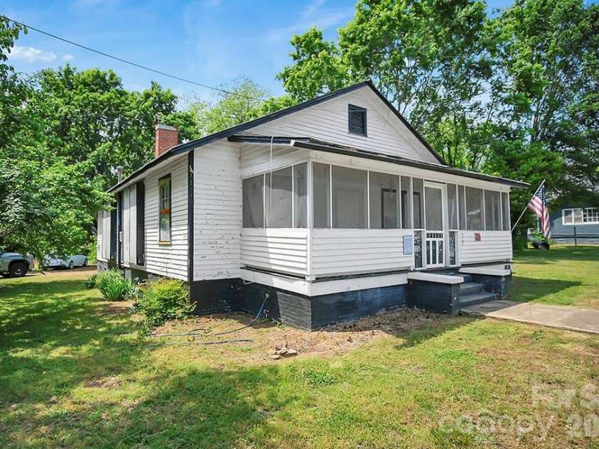 514 Martin Street, Shelby, NC 28150.  MLS# CAR4414432, YatesRealty ID 44017. 