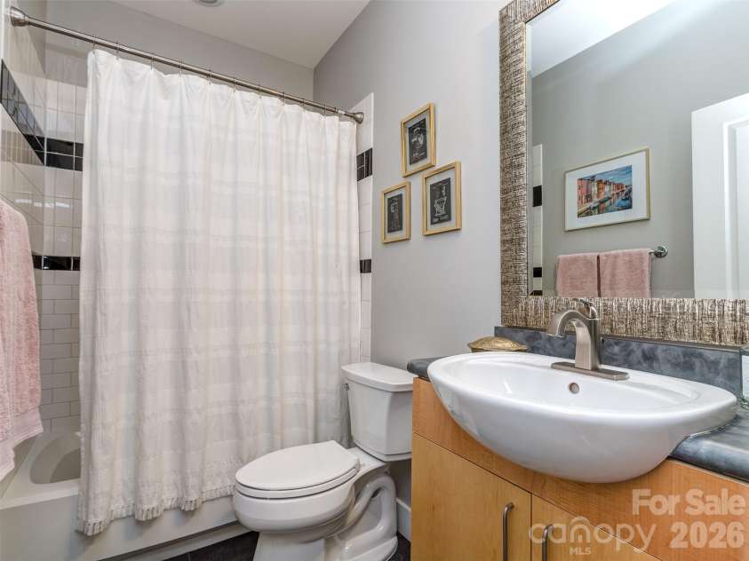 664 Garden District Drive, Charlotte, NC 28202.  MLS# CAR4410067, YatesRealty ID 44018. Full bath #2 with tub